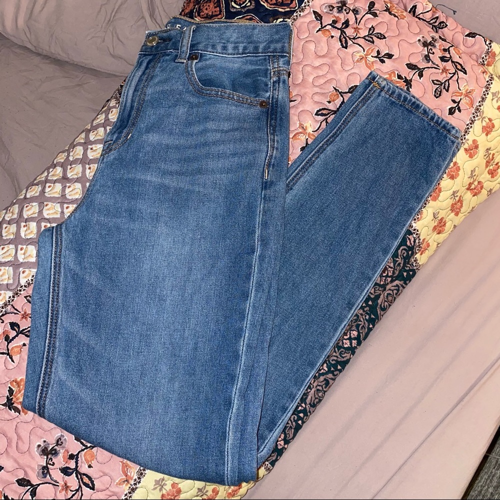 AMERICAN EAGLE MOM JEANS